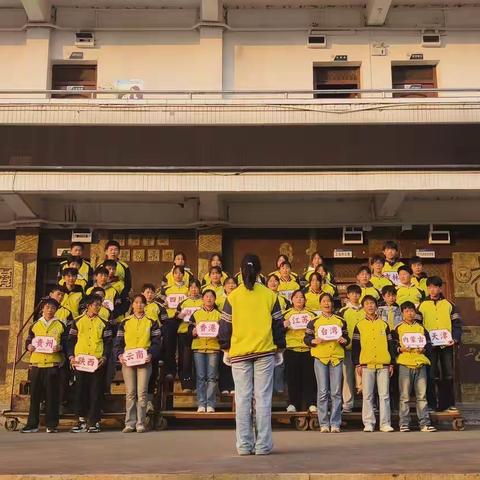 阳光下成长  红心永向党