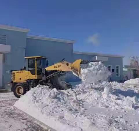 校园寒雪降 铲雪暖人心----杜来提乡阿肯齐村村委会铲车助力学校除雪送温暖