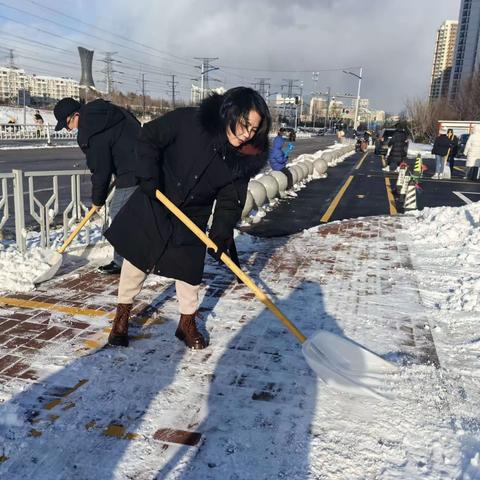 “党员带头共奋战，家校携手除冰雪”北屯小学除雪在行动