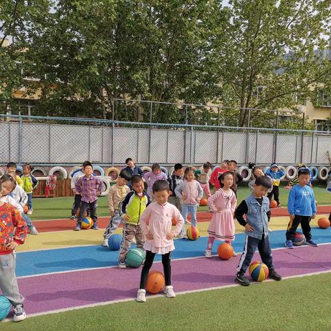 甜甜幼儿园德知二班👉花样篮球课👈🏀🏀🏀🎊🎊🎊孩子们表现棒棒哒👍👍👍