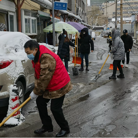 天桥区团员青年开展道路积雪清扫活动