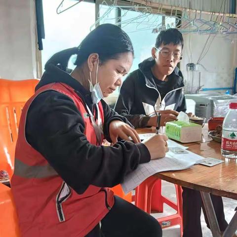 新龙镇新村网格员开展流动人口信息采集工作