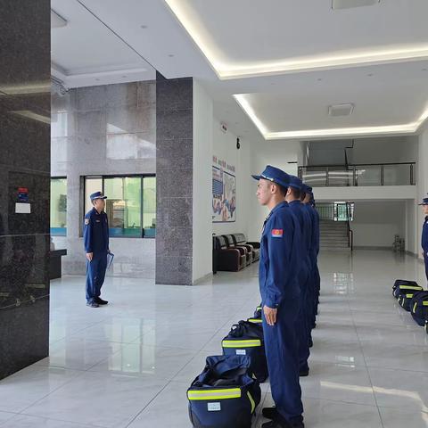 美兰大队长堤路消防救援站组织开展指战员个人物品点验工作