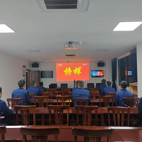 美兰大队长堤路消防救援站组织观看《榜样8》专题节目