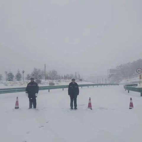 麟游公安交警雪天全力保畅通