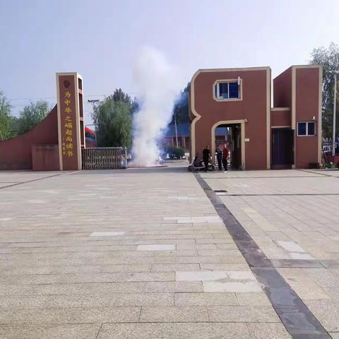 沐浴清晨，充满了新学期的希望，再起秋风，吹拂着跳动的心房。9月14日上午9时，迎着清爽的秋风，唐河县洪瑞书院学校全体师生举行了一场别开生面的开学典礼。