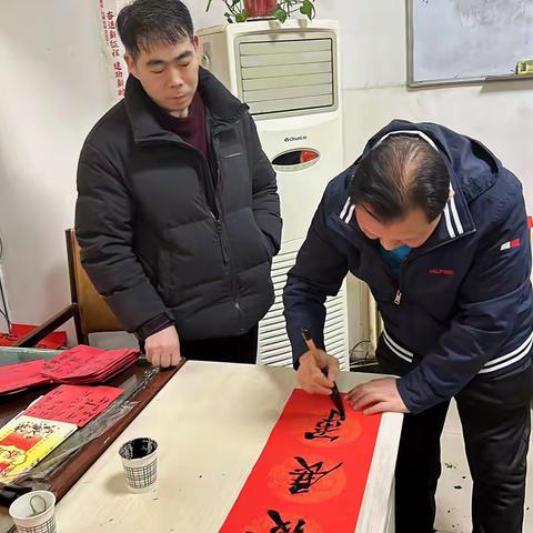 社区年意浓，翰墨送福情——昌明西路社区写春联活动