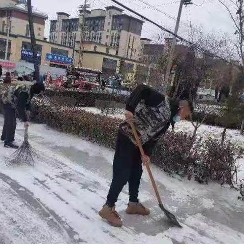 扫雪除冰一线上的退役军人身影