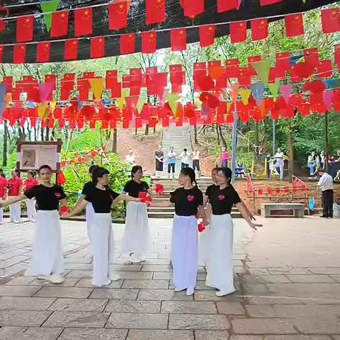 舞蹈《映山红》（亚军800元，三等奖1000元）