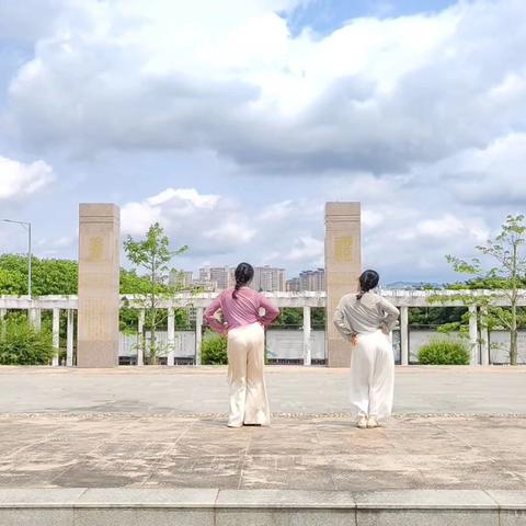 与何蓉校长跳的小舞蹈《起舞小时光》