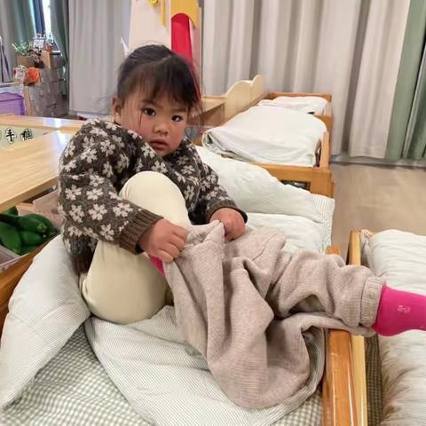 穿裤子、鞋子比赛——马桥街道新丰幼儿小四班