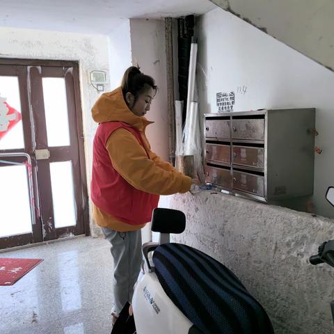 康定社区开展楼道专项清理整治行动