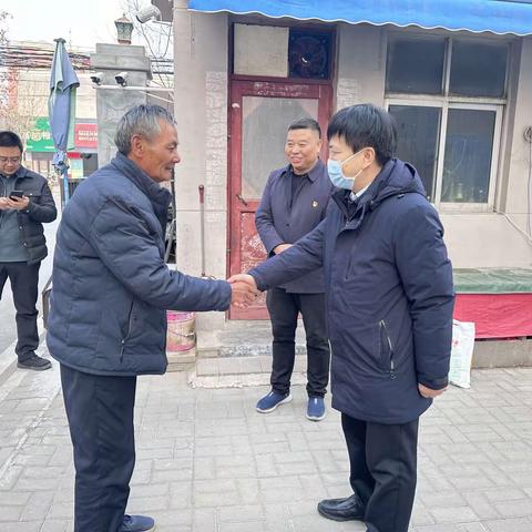 市委组织部副部长、市委人才办主任陈培鸿一行到梁苑街道走访慰问困难党员