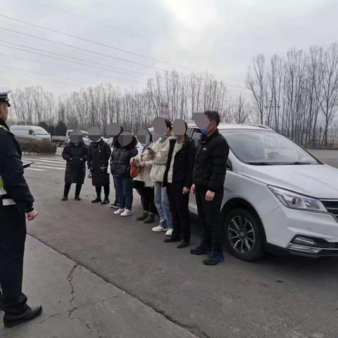 车辆超员，乘客居然全是准驾驶员......
