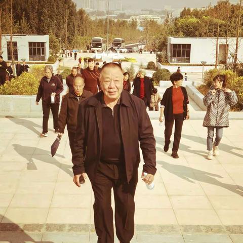 光禄山上黄花飘香   纪念碑前红歌嘹亮