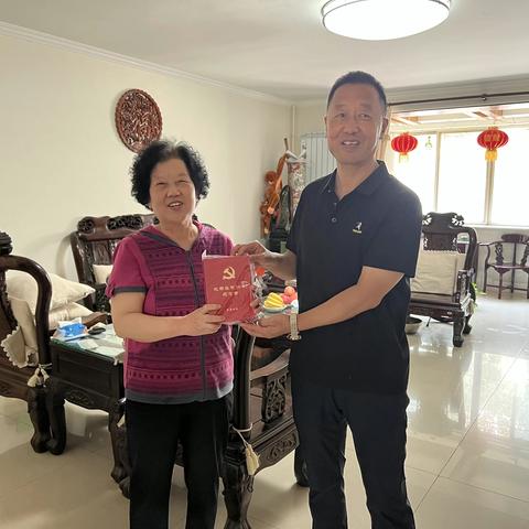 雁塔区市场监督管理局党委为老党员颁发“光荣在党50年”纪念章