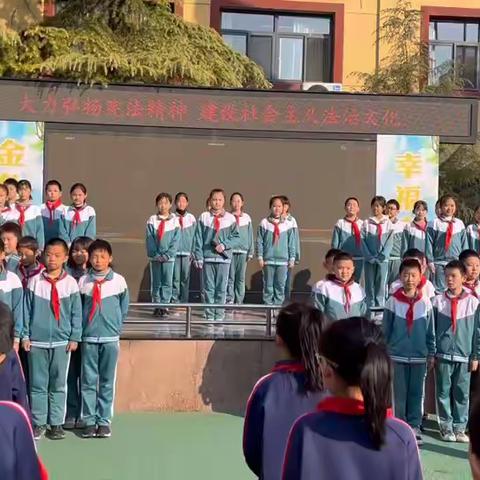 沐浴宪法阳光，做新时代好少年——潘南小学蒲公英中队进行国旗下展示活动