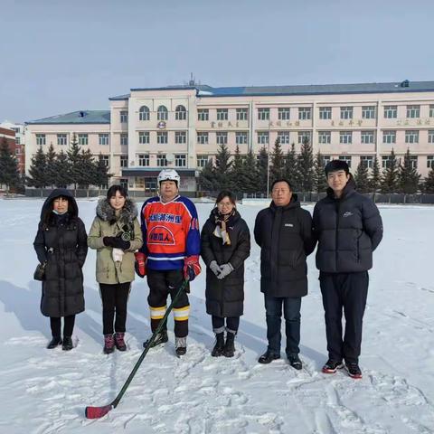 疫后再战冰雪 球场又现生机  ——满洲里市第一小学冰球队接受《环球时报》记者采访