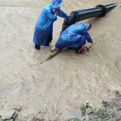 泥水中的供水抢修        泥泞中的负重前行