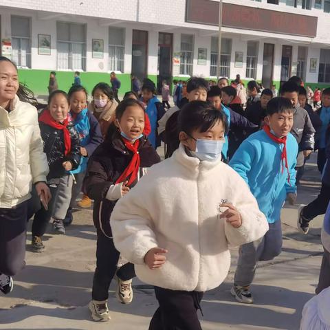 快乐奔跑   快乐课间——许昌市文轩路小学体育大课间冬季跑步活动