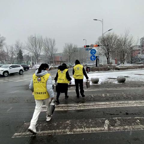 雪后为环卫工人送热饮