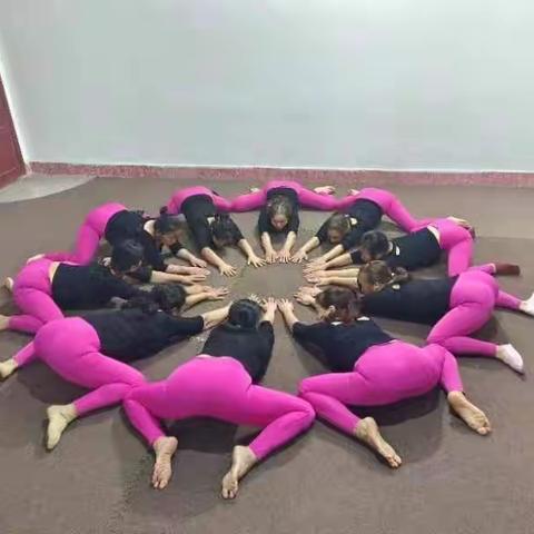 洪江市老年大学安江校区瑜伽班，在纪念毛主席诞生130周年汇报演出舞韵瑜伽《不忘初心》。