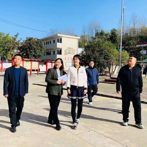 共青团信阳市委领导到新县千斤乡沙石九年一贯制学校指导“党建带队建”工作