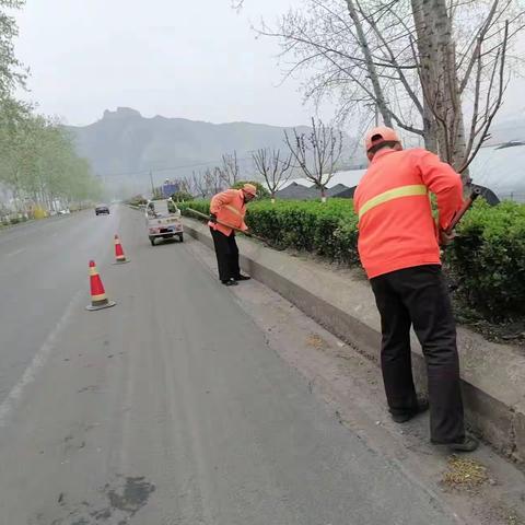 清明节前公路养护不松懈