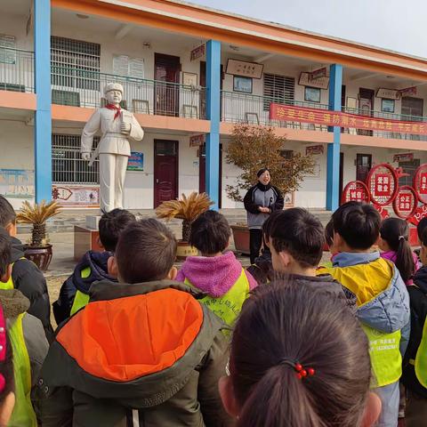 峄城区榴园镇中心幼儿园开展了参观雷锋展室活动