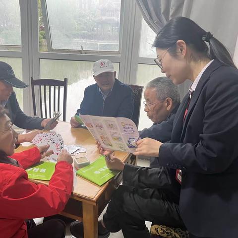 江南农商行涟水支行开展“关爱老人零距离 现金服务暖人心”现金服务宣传活动