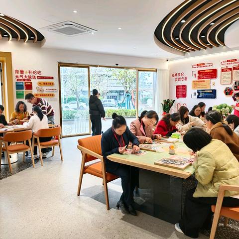 巧手绘青花·同心绘蓝图 —— 后屿社区非遗青花贴画 ﻿献礼三八妇女节