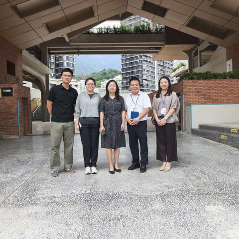 【校园调研】罗湖区发展和改革局副局长吴爱华一行莅临罗湖外语小学调研指导