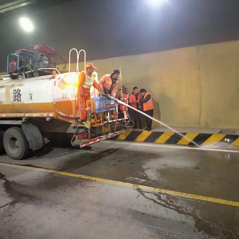 玛曲公路段全面清洗忠克隧道，提升通行环境，助力旅游旺季