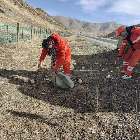 玛曲公路段节后复产整治路域环境  全力护航畅安出行