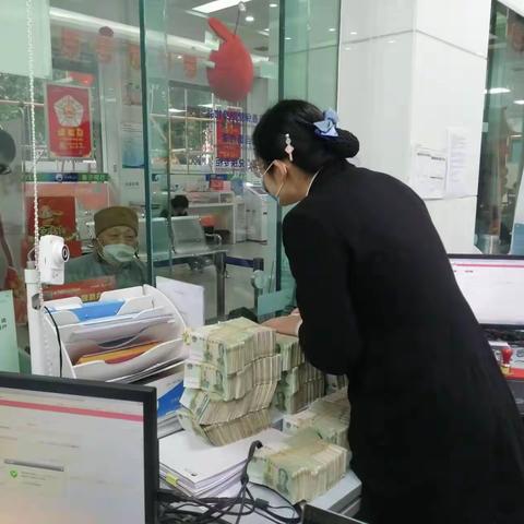 【遂宁银行】金龙支行营业部持续做好现金服务