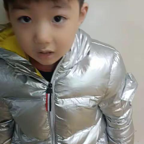 下面是万霖花苑幼儿园大四班小朋友们早上礼仪问好，知道小眼睛看着对方，很棒吆，继续加油💪继续努力💪感恩所有付出的人们[玫瑰][玫瑰][玫瑰] 本班老师：安老师  周老师