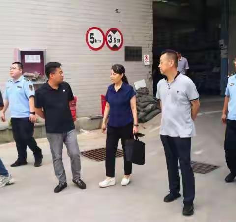 守护群众“盐罐子”---莲湖区市场监管局开展食盐经营企业专项检查