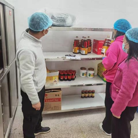 安居三小：周排查护安全，筑牢校园饮食防线