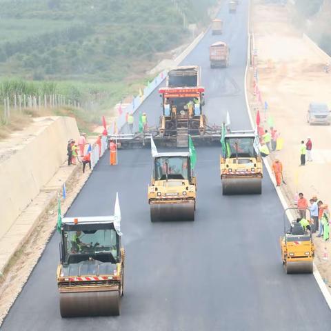 瑞孟路面第一项目部沥青上面层顺利铺筑