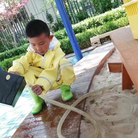 趣玩沙水间 童心乐无边