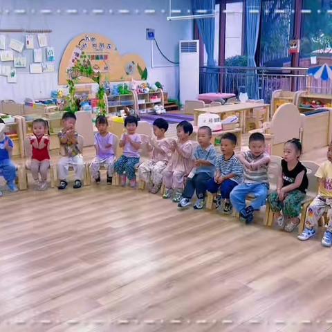 师幼暖互动，爱心润成长