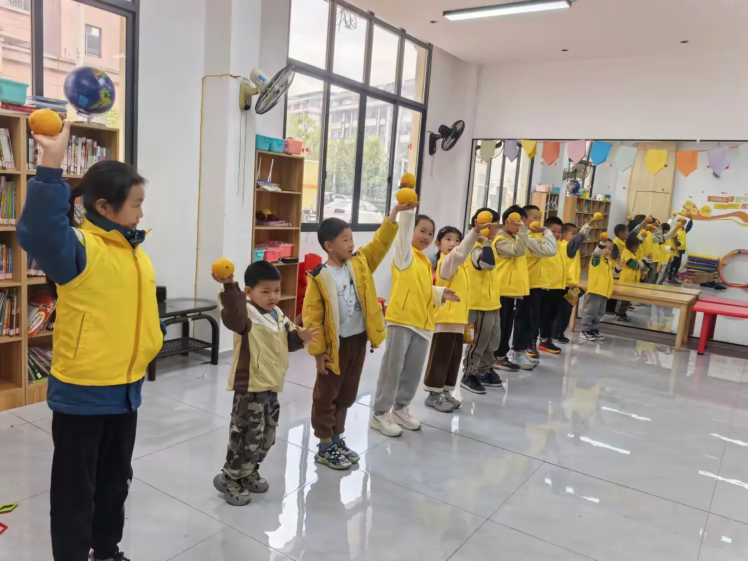 简篇-崇义县横水镇萝卜巷村阳光驿站 “童心向自然 采摘乐翻天” 主题活动