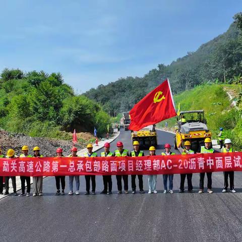 不惧考验 筑路工人修路忙