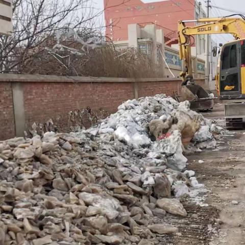 残冰积雪清理忙    为民保驾助创城