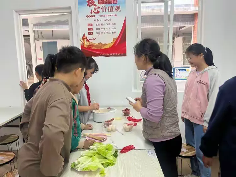 简篇-“家”点精彩,“育”见美好——柳州市柳石路第四小学“家长进课堂”活动