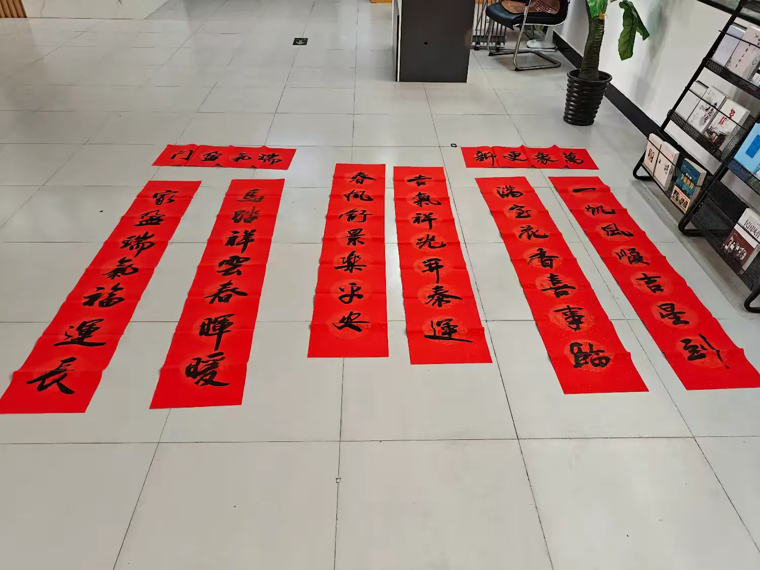 简篇-【高陵文旅】笔墨传情迎新春,文化惠民暖人心——高陵区图书馆开展义写春联活动