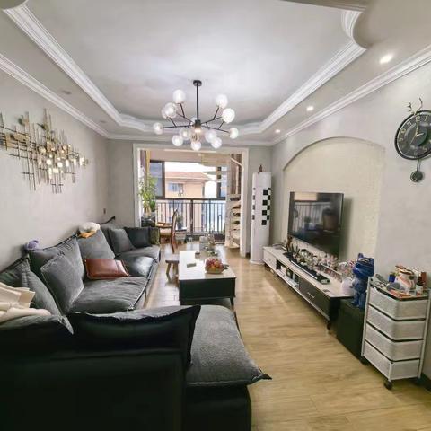 ❤️❤️姐姐的房子56.8万国际公馆精装修全屋平牌家具家电9成新。产权78平米，3/2/1户型主卧带衣帽间，内越带50平楼顶花园63129–61307