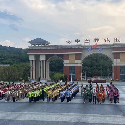 C2401初中入学教育第四天： 汗水铸就坚韧，荣耀见证成长