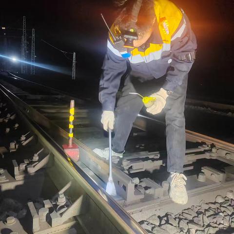 铁路人的雨后坚守