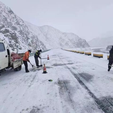 格尔木公路总段浴“雪”奋战 全力清雪保畅通